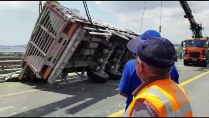 TEM'de kamyon devrildi, araç trafiği durdu - İSTANBUL