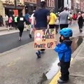 Un enfant redonne de l’énergie à des marathoniens !