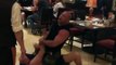 Un ancien combattant MMA intervient pour calmer un homme ivre dans un restaurant