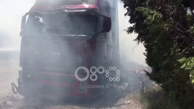Ora News - Kamioni shpërthen në flakë në aksin Fier-Levan