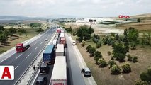 TEM�de saman yüklü TIR devrildi