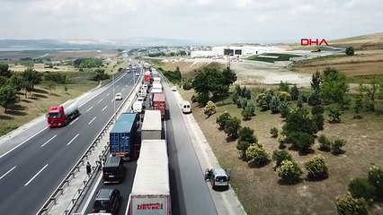 TEM'de saman yüklü kamyon devrildi
