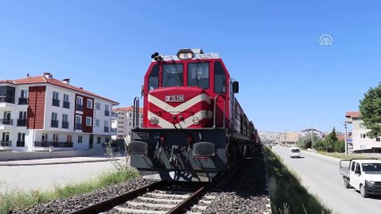 Burdur'da yük treninin çarptığı yaya ağır yaralandı