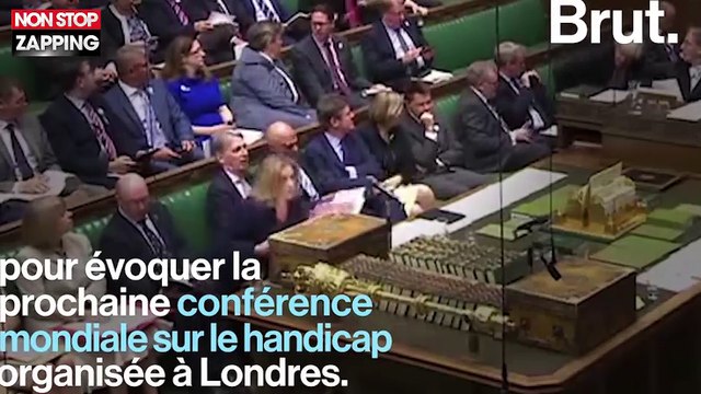 Parlement britannique : Une ministre traduit son discours en langue des signes (vidéo)