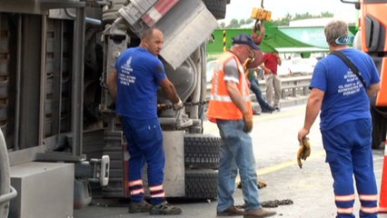 TEM otoyolunda devrilen  saman dolu TIR yoldan kaldırıldı