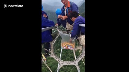 Mile-high club (sandwich): Electricity workers dine in the air