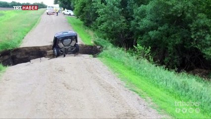 ABD'de acemi sürücü aşırı yağışların oluşturduğu obruğa düştü