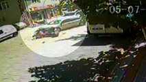 Otomobil ve motosiklet kafa kafaya çarpıştı...  Trafik kazası güvenlik kamerasında