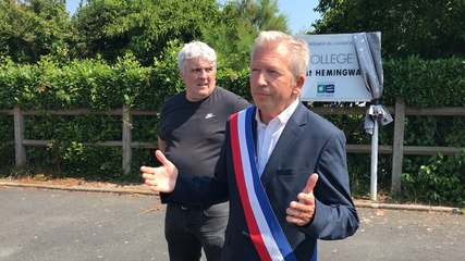 Une couronne mortuaire pour la fermeture du collège