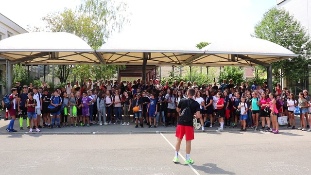MVI_4512Les collégiens d'Is-sur-Tille mettent l'ambiance à l'école Anatole-France