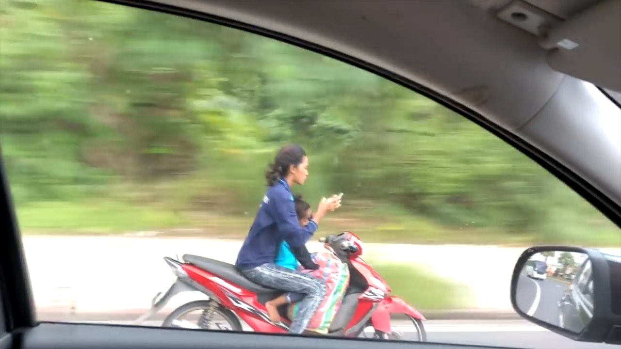 Pillaron a imprudente mujer conduciendo mientras enviaba un mensaje de texto