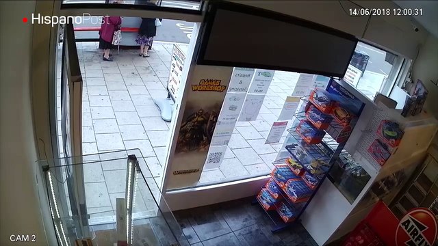 Con su silla de ruedas arrolló a dos ancianas que esperaban el autobús