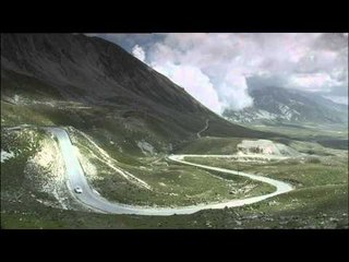 Descargar video: Mercedes Benz SLK 55 AMG driving scenes 1 high road Italy