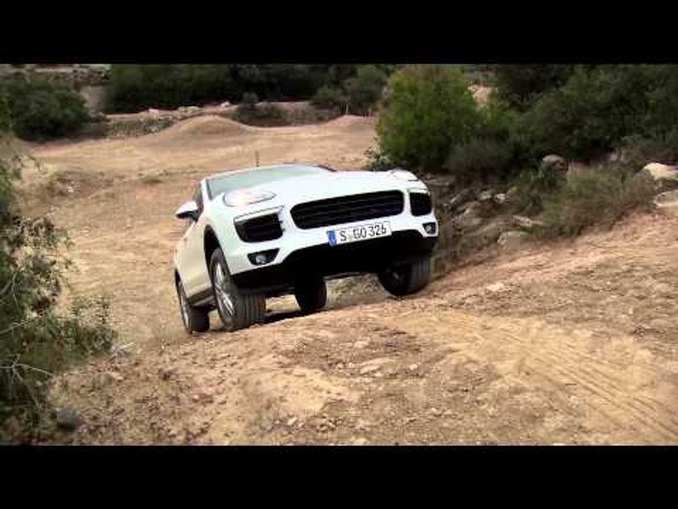 The new Porsche Cayenne S Diesel in White Offroad Parcours | AutoMotoTV
