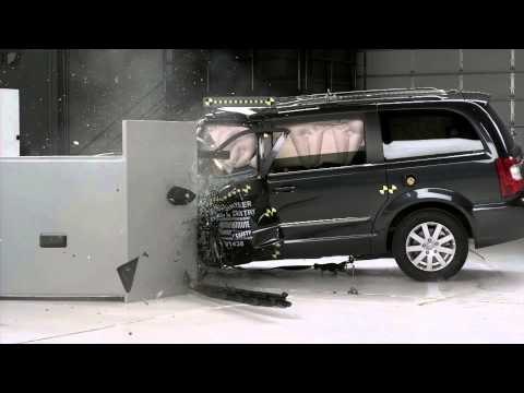 Most minivans struggle with small overlap front crash test | AutoMotoTV