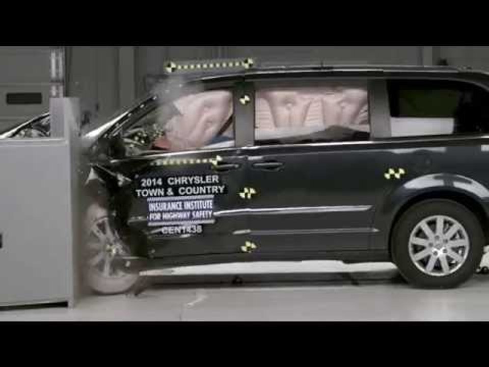 Crash tests minivans Chrysler Town & Country | AutoMotoTV