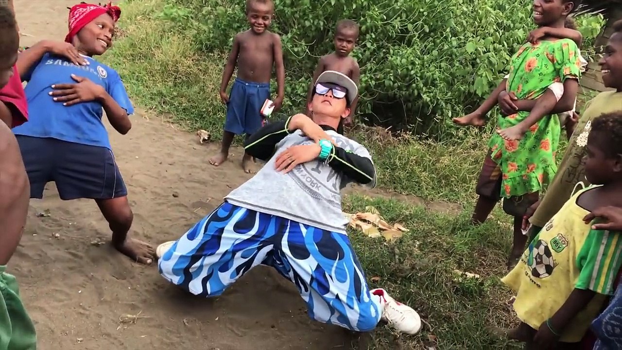 Démo de Danse Hip Hop dans un village en Afrique !
