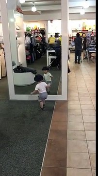 Confus ce bébé se cherche derrière le miroir ! Hilarant !