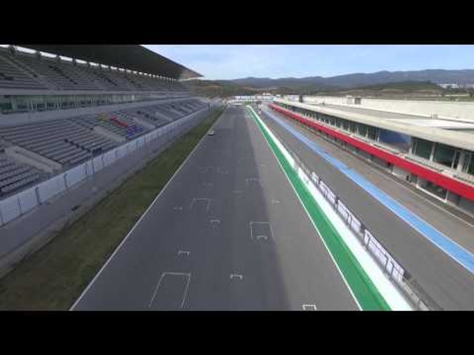 Porsche Cayman GT4 in Carrara White Metallic  On the track | AutoMotoTV