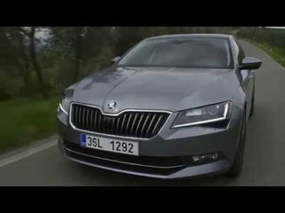 Descargar video: SKODA Superb - Driving Video Trailer in the Country | AutoMotoTV