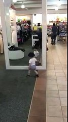 Un bébé devant un miroir