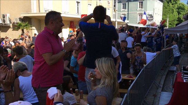 Vittel : les supporters fêtent la victoire des Bleus face à l'Uruguay