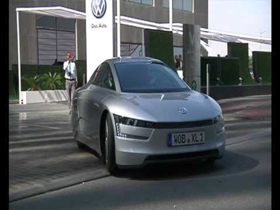 Volkswagen XL1 Qatar   Driving Scenes in Doha, car to car