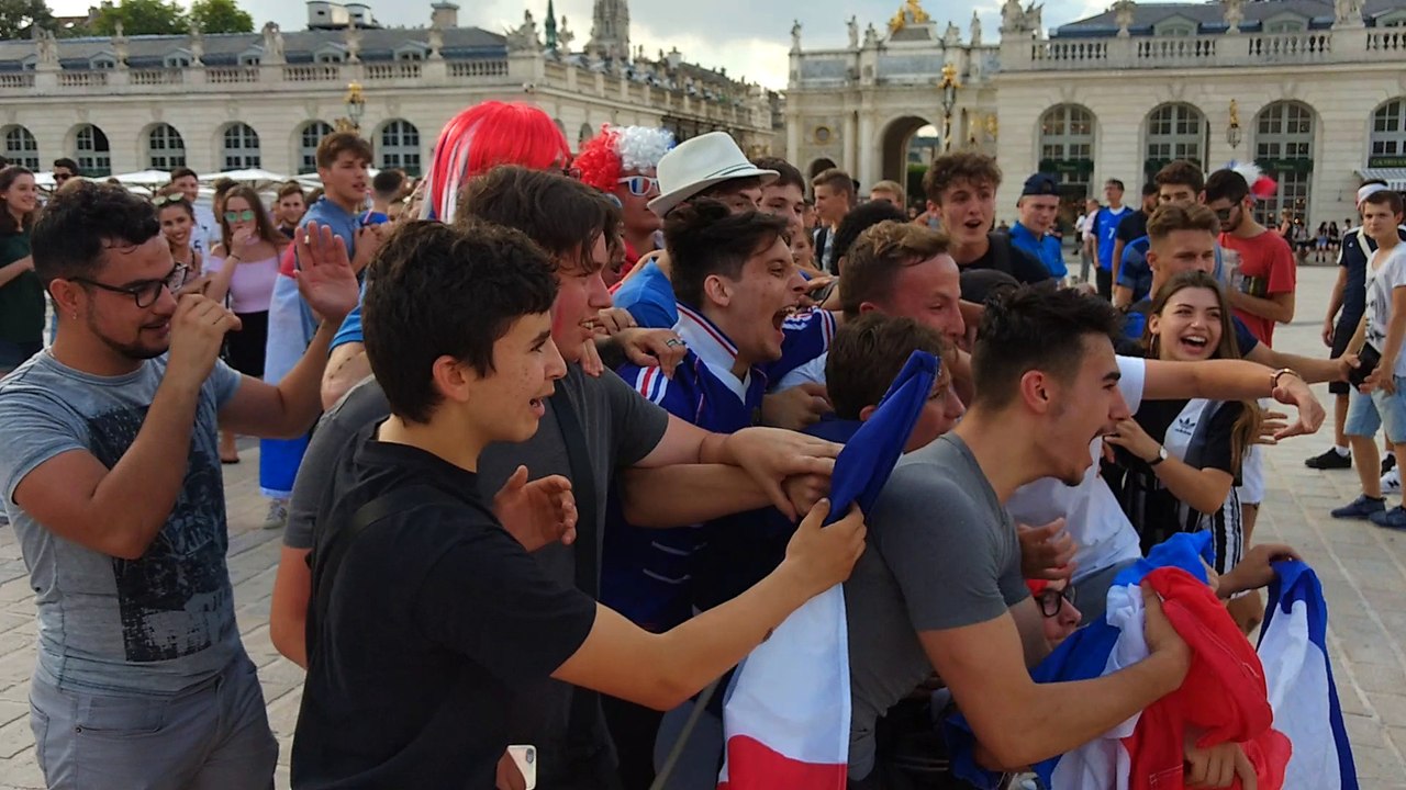 Football :  les supporters explosent de joie place Stanislas à Nancy