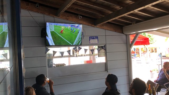 La joie après le premier but des Français pendant France-Uruguay