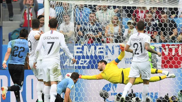 França vence Uruguai e avança às semifinais