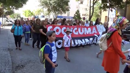 Video herunterladen: Kadın girişimcilerden çocuk istismarına sessiz yürüyüş - AFYONKARAHİSAR