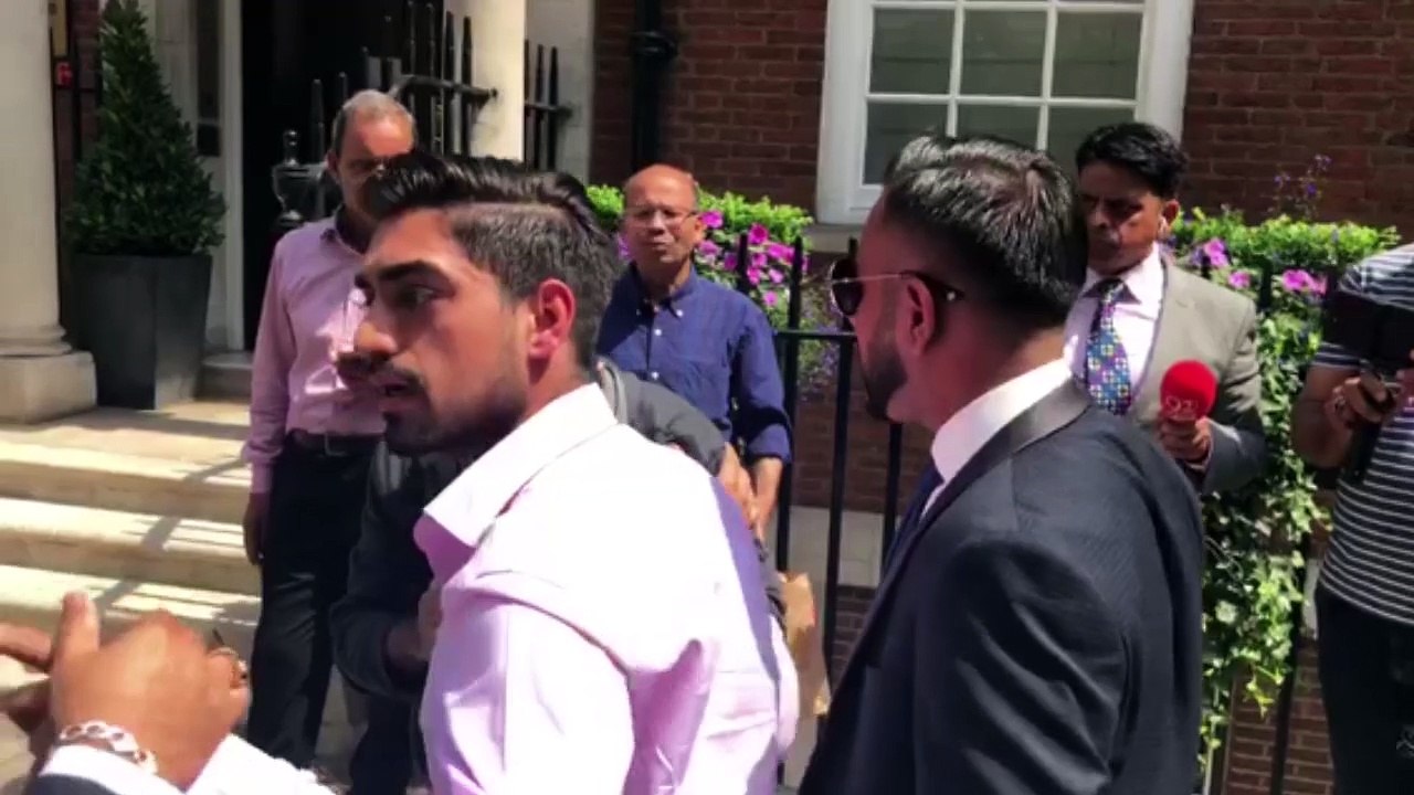 What Nawaz sharif supporters in UK did with opponents?