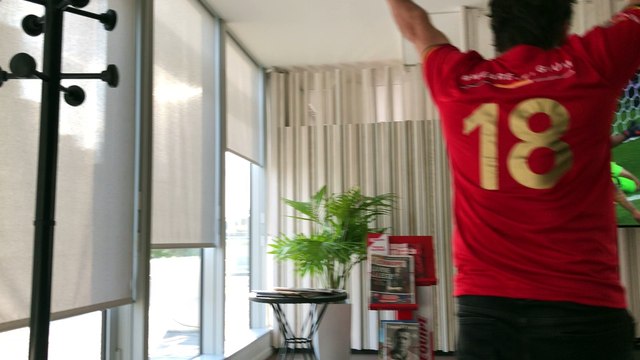 Stéphane Pauwels fête le but des Belges dans les coulisses de la chaîne l'Equipe