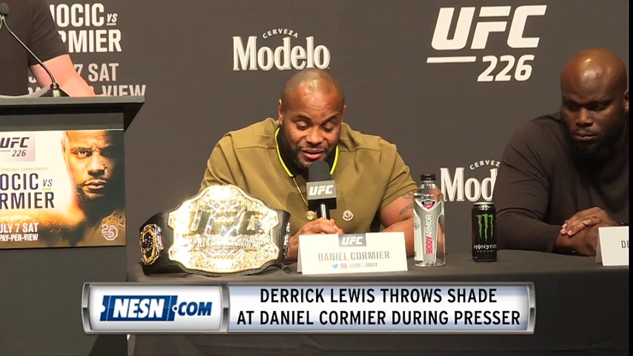 Derrick Lewis throws shade at Daniel Cormier
