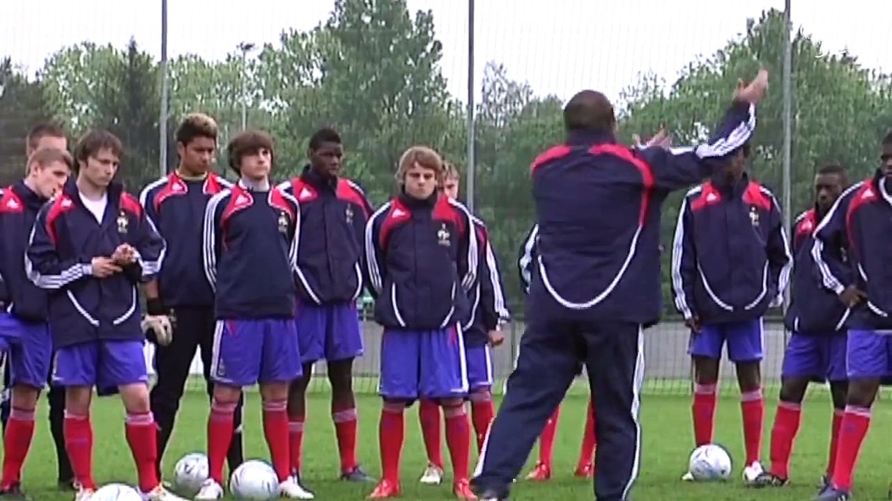 Pogba - 100 pour sang Bleu   Pogba - 100 pour sang Bleu;. Équipe de France de Football  Parmi les 23 Bleus présents en Russie, ils sont 4 à avoir débuté aux côtés de Paul Labile Pogba. Aréola, Umtiti, Thauvin et Varane évoquent leur capitaine de l'époque,
