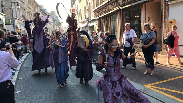 Parade costumée dans le centre-ville