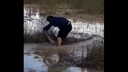 Is this guy dumb or smart? Fight with gator.