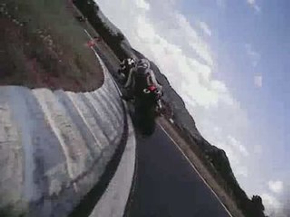 YAMAHA R1 vs  KAWASAKI ZX6R