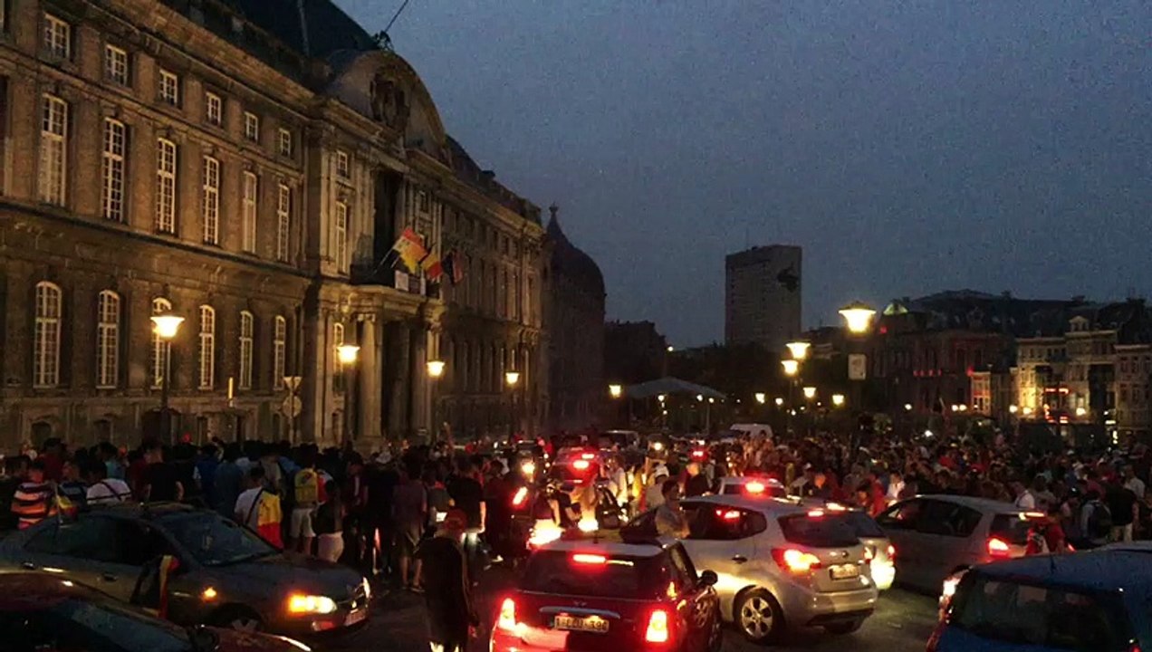 C'est la folie place Saint Lambert à Liège après le match Belgique-Brésil !