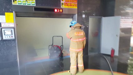 부산 전포동 주차타워 불...천4백만 원 피해 / YTN