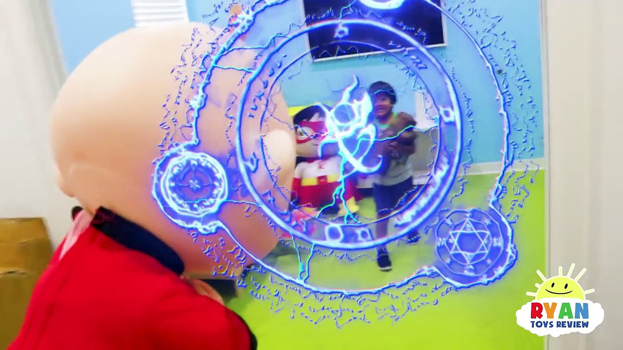 Ryan vs Jack Jack from The Incredibles 2 using Thanos Infinity Gauntlet!