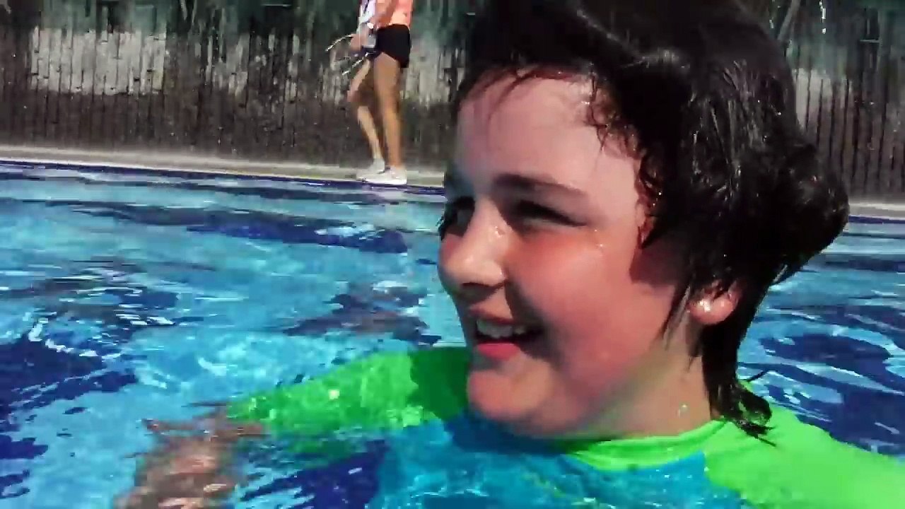 On Apprend a NAGER et PLONGER dans la Piscine