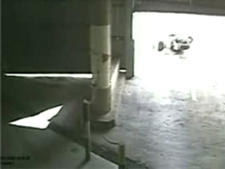 Régis En Scooter VS La Porte Garage