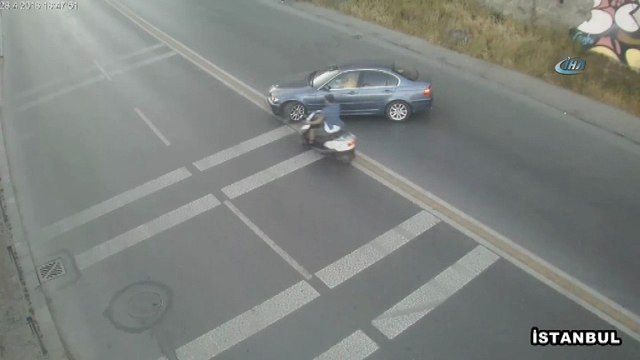 Otomobile çarpan motosikletli yola savruldu...Kaza anı kameralara yansıdı