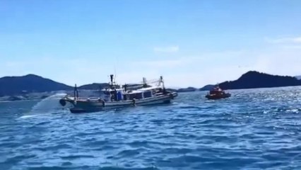 여수 앞바다서 낚싯배 암초에 '쾅'...해경 구조 / YTN