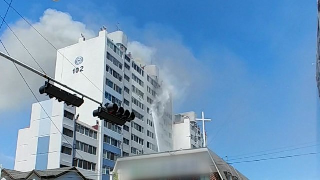 군산 아파트 화재... 옥상 대피 7명 구조 / YTN