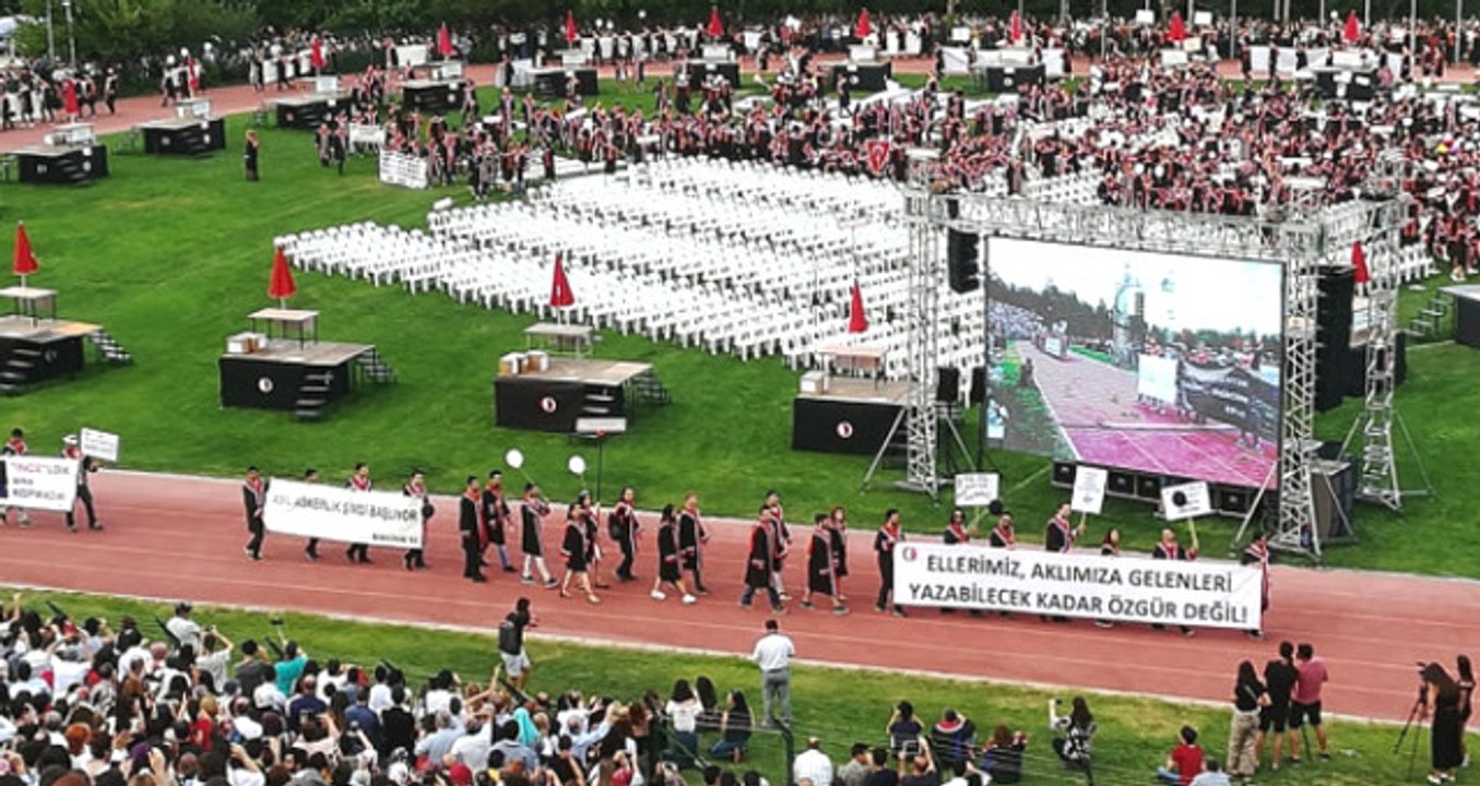 ODTÜ Mezuniyet Töreninde Erdoğan'a Hakaret Pankartı Taşıyan 3 Kişiye Gözaltı