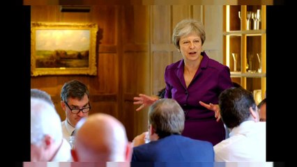 Theresa May consigue que su Gobierno apruebe su "brexit blando"