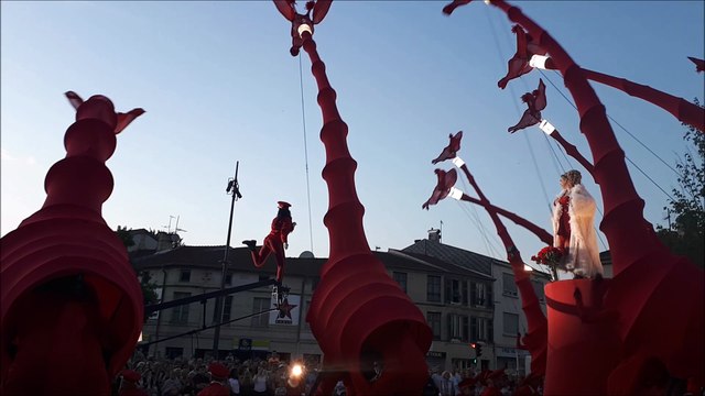 Festival RenaissanceS à Bar-le-Duc : Les girafes de la Cie Off enchantent les spectateurs