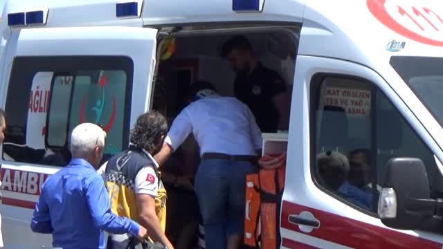 Lüks Otomobil, Belediye Otobüsüne Çarptı: 2 Yaralı